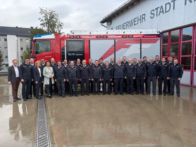 Feuerwehr-Landesrätin Michaela Langer-Weninger im Austausch mit den Kommandanten des Bezirks Kirchdorf. | Foto: Land OÖ