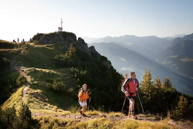 Zwei Personen unterwegs in Altenmarkt-Zauchensee, Teil von Österreichs Wanderdörfer: Die Herbststimmung auf den Lackenalmen ist wunderbar, goldenes Licht, bunte Blätter. | Foto: Huber Hans Photos