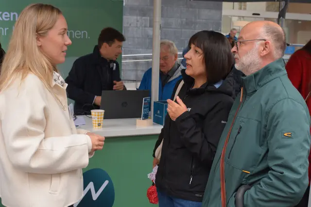 Zahlreiche Interessierte nutzten am 10. Oktober das Angebot der Vorarlberger Notar:innen und Rechtsexpert:innen am Sparkassenplatz. | Foto: Emanuel Altenburger