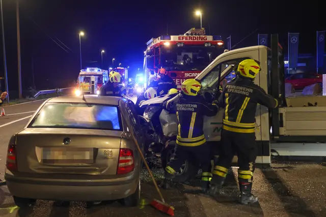 Im Kreuzungsbereich der B134 Wallerner Straße mit der B129 kam es zu einem Zusammenstoß zwischen einem Pritschenwagen und einem Auto. | Foto: laumat/Matthias Lauber