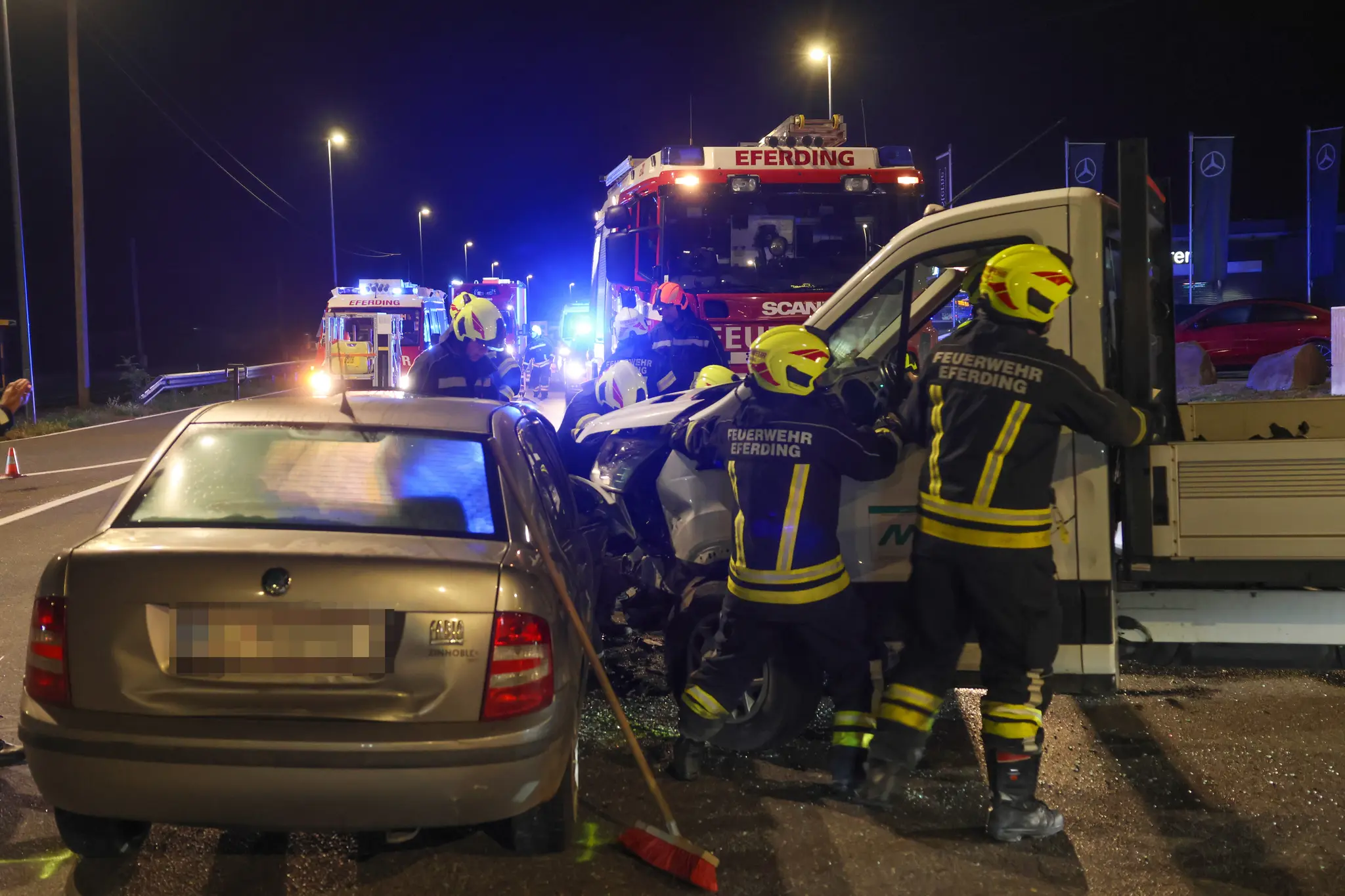 Heftige Kollision an Kreuzung in Eferding fordert Verletzte