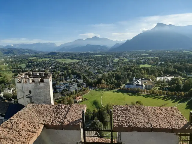 Ausblick Richtung Süden,  Tennengebirge, Göll und Untersberg  | Foto: H.Bachinger