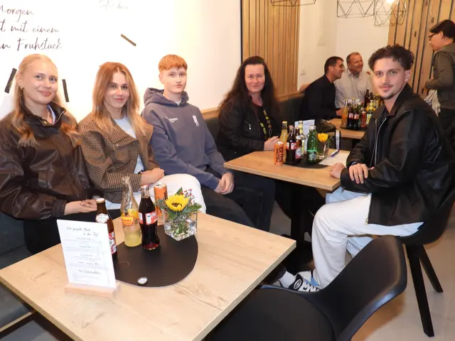 Die Bäckerei Aschauer aus Pabneukirchen eröffnete am 16. Oktober 2026 in Waldhausen, Markt 90, ihre neue Filiale mit Café. Am Vorabend der Eröffnung konnten sich Gemeindevertreter, Vereinsobleute, Vertreter von Kindergarten, Schule, Gastronomie und Wirtschaftskammer beim Pre-Opening ein Bild vom neuen Nahversorger machen. | Foto: Robert Zinterhof