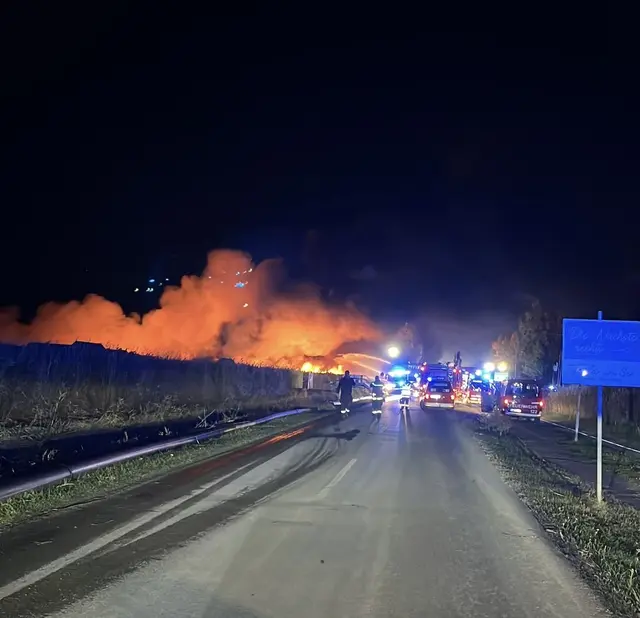 13 Feuerwehren mit 43 Fahrzeugen sind derzeit im Einsatz. | Foto: MeinBezirk