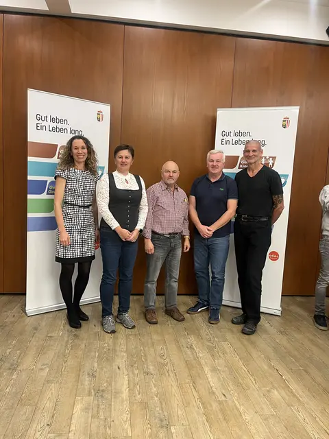 Von links: Silvia Gürtenhofer (Regionalbetreuung, Land OÖ), Petra Knittl-Frank (Arbeitskreisleitung Vorderstoder), Siegried Saller (Arbeitsleitung Wartberg an der Krems), Thomas Rott (Arbeitskreisleitung Ried im Traunkreis), Thomas Schwarzenbrunner (Land OÖ)  | Foto: Arslan Fatma