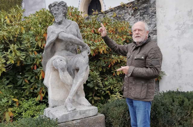 Die Geschichte von Bad St. Leonhard interessiert Johann Waich ebenso wie die gotischen Glasfenster und Kunstschätze der Leonhardikirche. | Foto: Privat