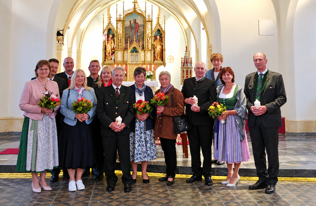 Über Einladung des Pfarrgemeinderates der Pfarre Frojach feierten die Ehejubilare in der Pfarrkirche. Ihr Jubiläum
