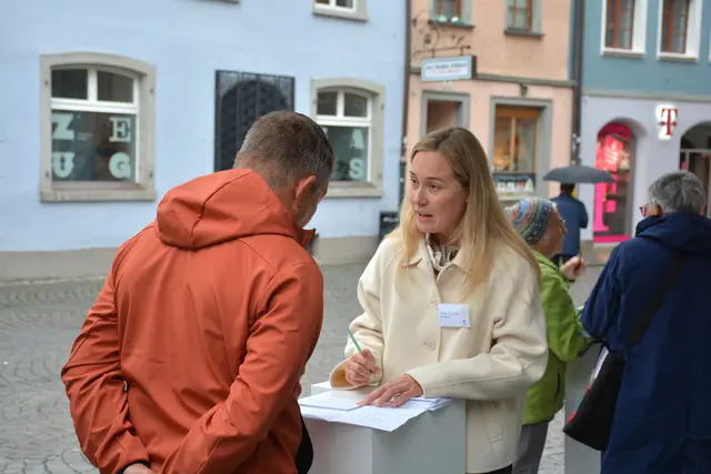 Vorarlberger Notariatsexpert:innen boten beim „Rat vom Notariat“ am Sparkassenplatz in Feldkirch kostenlose Rechtsberatung. | Foto: Emanuel Altenburger