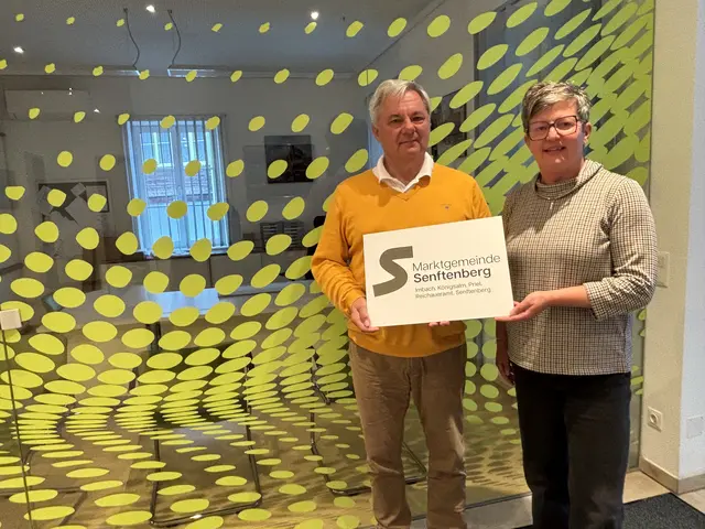 Senftenbergs Bürgermeister Markus Klamminger und Vizebürgermeisterin Christine Schneider präsentierten im Vorjahr das Projekt "neues Logo".