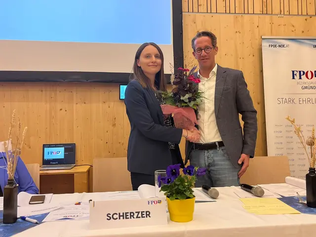  Reinhard Teufel gratuliert Anja Scherzer. | Foto: FPÖ NÖ