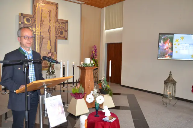 Krankenhausseelsorger Martin Weirer vor der kleinen, blumengeschmückten Urne.