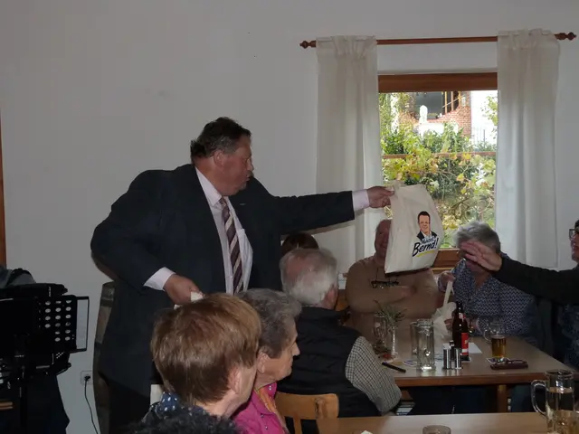Im Anschluss der politischen Rede bekamen alle Gäste ein Mitbringsel von Klubobmann und Landtagsabgeordneter der ÖVP Bernd Strobl geschenkt.  | Foto: Vanessa Wittmann