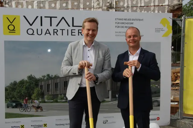Raiffeisenbank Region Kirchdorf-Vorstandsvorsitzender Michael Eiblwimmer (re.) mit Bürgermeister Markus Ringhofer beim Spatenstich. | Foto: MeinBezirks/Franz Staudinger
