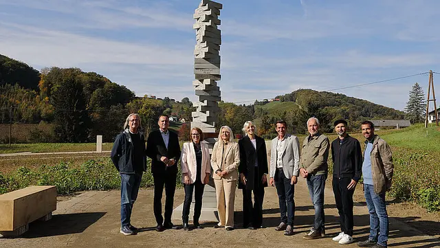 Letzte Begehung vor der offiziellen Eröffnung: Franz Pilch (Bauleitung, Gemeinde Wagna), Josef Schrammel (kaufmännischer Geschäftsführer Universalmuseum Joanneum), Martina Frieser (Werksleiterin Retznei/Holcim), Gabriele Mackert (Leiterin des Instituts für Kunst im öffentlichen Raum), Milica Tomić (Künstlerin), Peter Stradner (Bürgermeister Wagna), Johannes Zweytick (Bürgermeister Ehrenhausen), Andreas Boden (studio boden), Bernhard Schrettle (Geschäftsführer von ASIST) | Foto: Universalmuseum Joanneum/J.J. Kucek