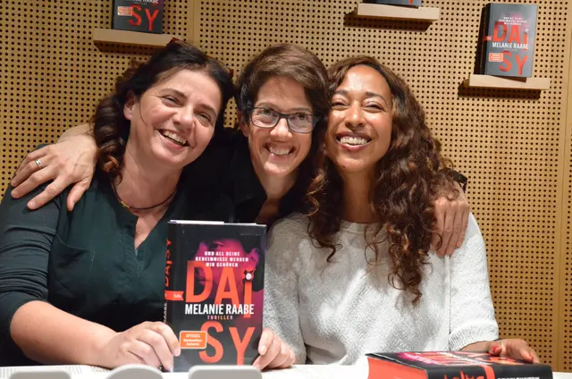Krimifest Tirol in Telfs: Drei Jägerinnen, die zu Gänseblümchen-Gejagten werden (wollen). 
Nadja Fenneberg, Maria Waldhart und Autorin Melanie Raabe. | Foto: Schletterer