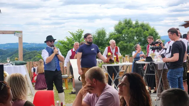 Heimspiel am Seggauberg: Als aktiver Musiker moderierte Gerald Hofer den Jubiläumsfrühschoppen der örtlichen Musikkapelle. | Foto: Sarah Deutschmann
