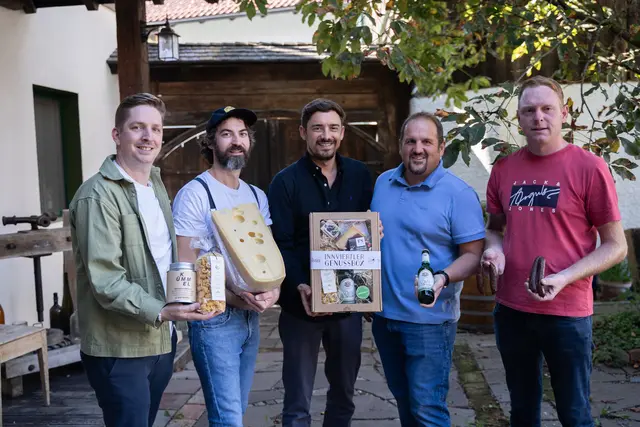 Die Innviertler Produzenten: Lukas Walchhofer (StaySpiced!), Josef Höflmaier (Käserei Höflmaier), Tobias Wallner (Wallners Nudelei), Matthias Schnaitl (Privatbrauerei Schnaitl) und Armin Dürager (Graf Wagyu). | Foto: Wallners Nudelei