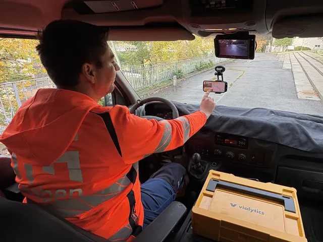 Ein Smartphone an der Windschutzscheibe erfasst bei regulären Fahrten des Wirtschaftshofes alle vier Meter ein Bild. So entsteht laufend eine aktuelle Grundlage, um Schäden frühzeitig zu erkennen. | Foto:  leopress/vialytics