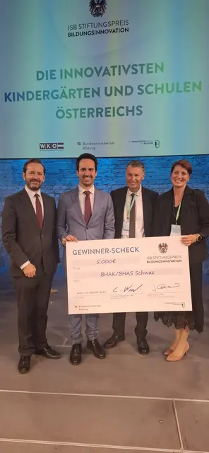vlnr: Jakob Calice, ISB Bildungsstiftung, Christoph Wiederkehr, Bundesminister für Bildung, Friedrich Hellmayr, Direktor BHAK/BHAS/FS.PFLEGE Schwaz, Mariana Wimpissinger, Koordinatorin BHAS Schwaz  | Foto: BHAK/BHAS/Fachschule für Sozialberufe mit Pflegevorbereitung Schwaz