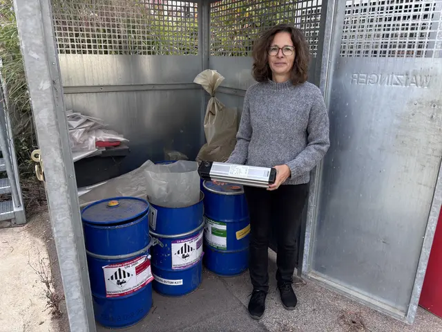 Angelika Büchler, Geschäftsführerin des Abfallverbandes Hollabrunn zeigt, dass alte Batterien und Akkus in speziellen Sammelbehältern sicher gesammelt werden. Brandschutzgranulat soll die Brandgefahr reduzieren. | Foto: Alexandra Goll