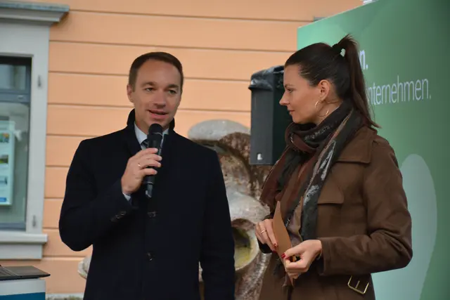 Notar Thomas Huf erklärte unter Moderation von Isabella Canaval das breite Beratungsangebot des Notariats. | Foto: Emanuel Altenburger