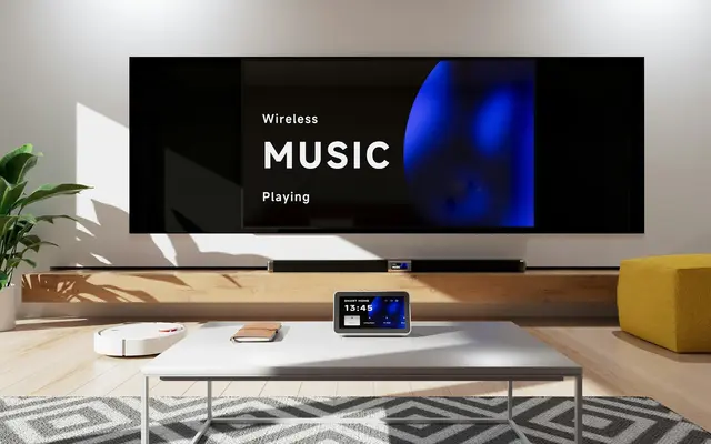 Wer zuhause einen guten Film ansieht oder Musik hört, wünscht sich die passende Klangkulisse dazu. Für viele gehört deshalb eine Soundbar selbstverständlich zum Wohnzimmer. Wer den Unterschied einmal gehört hat, schaut Filme nicht mehr mit dem TV-Lautsprecher. Wir stellen vier Modelle aus unterschiedlichen Preissegmenten vor. | Foto: Unsplash / Li Zhang