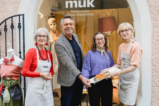 Von links: Mük-Obfrau Christa Oberfichtner, Freigold-Direktor Leopold Tröls, Gewinnerin Julia Schimpl und Mük-Obfrau-Stellvertreterin Maria Ruhsam. | Foto: Flora Fellner