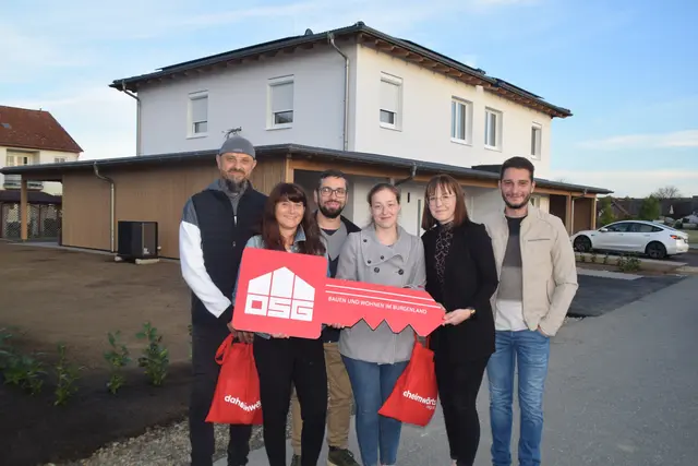 Die neuen Bewohnerinnen und Bewohner freuen sich über den Einzug in ihr neues Zuhause in Mogersdorf.  | Foto: Elisabeth Kloiber/MeinBezirk
