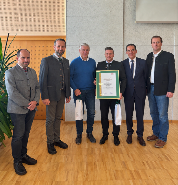 Vertreter Bestattung Graz(Mitte) mit dem Geschäftsführer der Bestattung Graz Gregor Zaki (zweiter v. r.) der gleichzeitig frisch gewählter Landesinnungsmeister der steirischen Bestatter ist mit dem Vorstand steirischer Bestatter.
 | Foto: WKO Steiermark