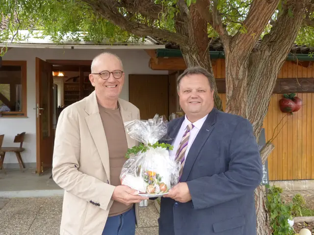 Seniorenbundobmann Rainer Horvath hieß Klubobmann Bernd Strobl beim diesjährigen herbstlichen Mostheurigen herzlich Willkommen.  | Foto: Vanessa Wittmann