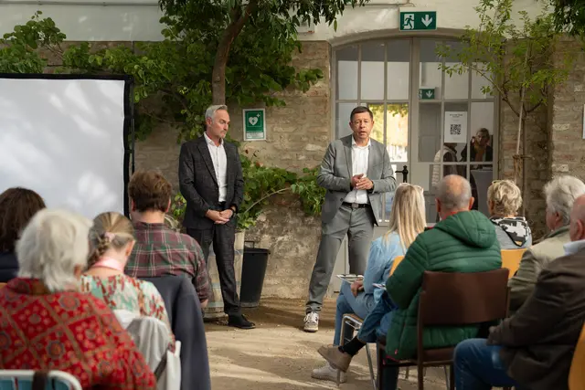 Gerd Koch und Markus Wimmer (r.) zeigten sich von dem großen Interesse erfreut.  | Foto: Sade Jerabek/MeinBezirk
