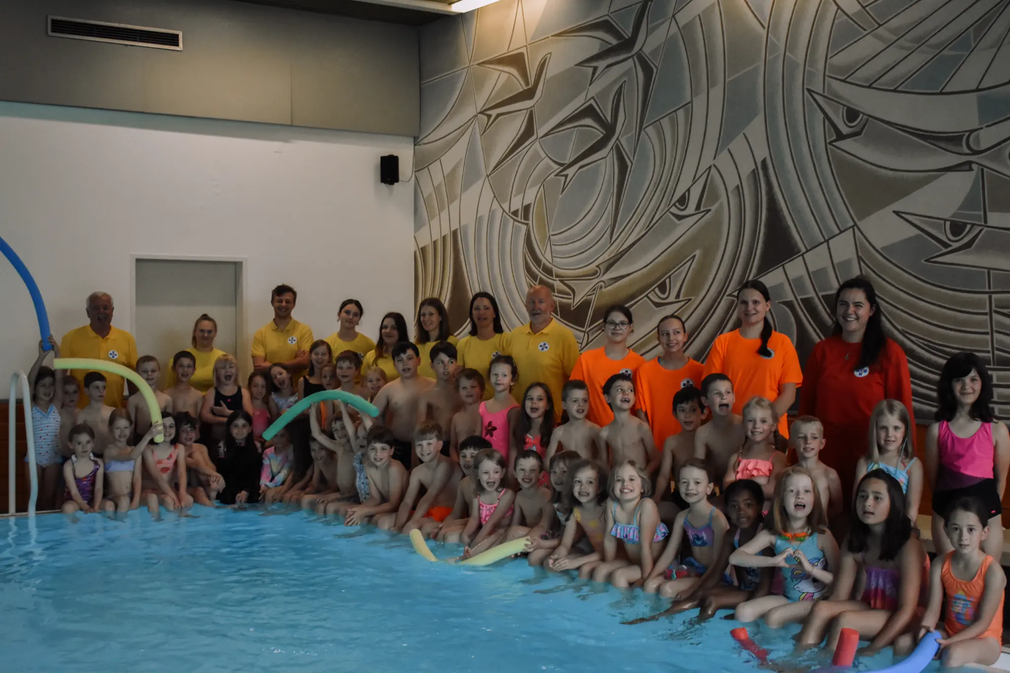 Schwimmen lehren, Leben retten: Salzkammergut-Wasserrettungen geben ...