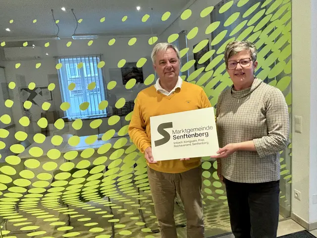 Senftenbergs Bürgermeister Markus Klamminger und Vizebürgermeisterin Christine Schneider präsentierten im Vorjahr das Projekt "neues Logo".
