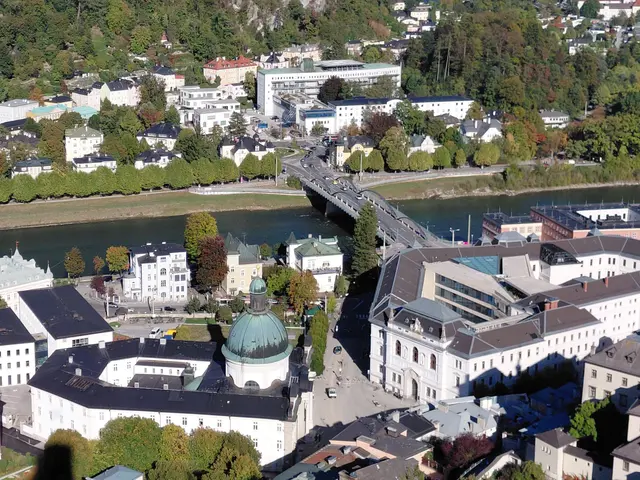 Links Kajetanerkirche, rechts das Gericht , über der Salzach das Unfall Krankenhaus  | Foto: H.Bachinger