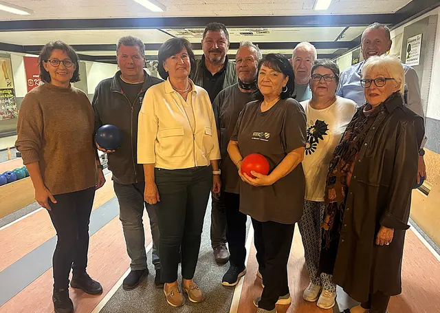 Mathilde Steineder von der Betriebssportgemeinschaft und die Kameradinnen und Kameraden Erich Hager, Christine und ÖKB-Bezirksobmann Josef Kohzina, Hans und Andrea Meißl, Karl und Inge Hochmeister, Erich Embacher und Irene Rainer. | Foto: ÖKB