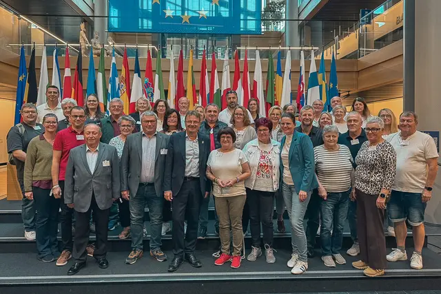 Die Reisegruppe der SPÖ-Bezirksorganisationen Ried und Schärding mit EU-Abgeordnetem Hannes Heide (1. Reihe, 3. v. links) im Europäischen Parlament in Straßburg. | Foto: SPÖ