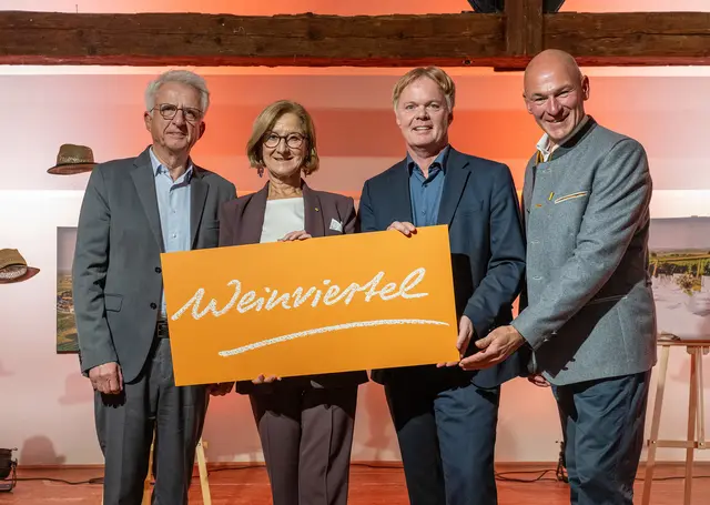 „25 Jahre Weinviertel Tourismus GmbH“ im Althof Retz: (v.l.) Markenexperte Franz Hirschmugl, Michel Duscher (GF NÖ Werbung), Landeshauptfrau Johanna Mikl-Leitner und Hannes Steinacker (GF Tourismus Weinviertel GmbH). | Foto: NLK Burchhart