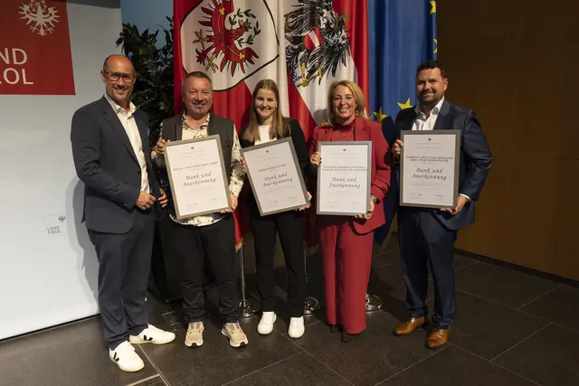 Wirtschaftslandesrat Mario Gerber mit den VertreterInnen der geehrten Betriebe aus dem Bezirk Innsbruck-Land. | Foto: © Land Tirol/Sedlak