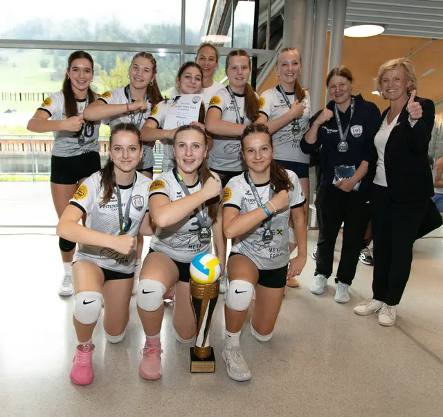 Grund zum Jubeln für das Heimpublikum. SVC Neustift SL1 gewann beim 4. Stubai Open den Bewerb der Schülerliga. | Foto: James Murray