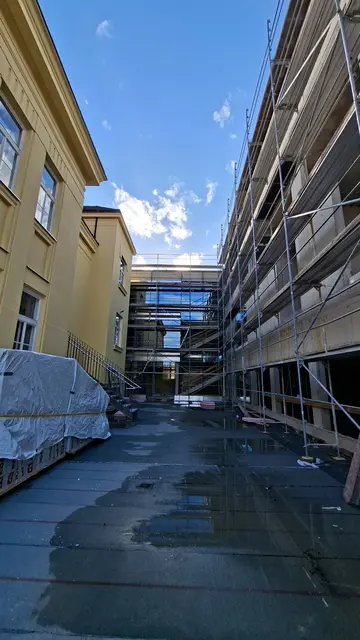 Die Volksschule wird saniert und um einen Neubau ergänzt.  | Foto: Stadtgemeinde
