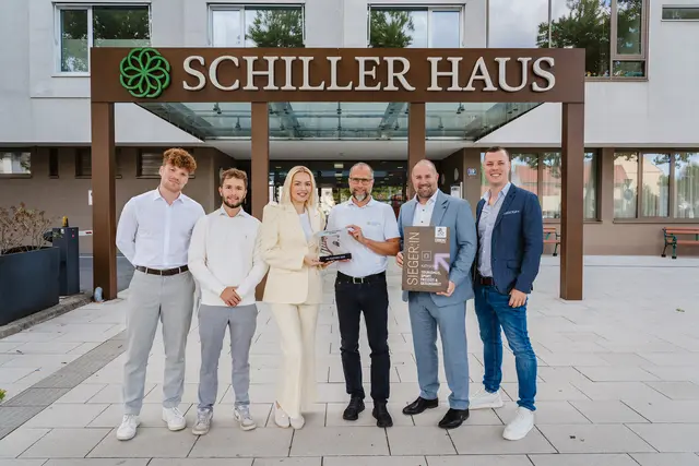 Kilian Holzmann und Elias Steinscherer (MotionAds), Zeljana Kondic und Thomas Weiß (Schillerhaus), Daniel Edelsbacher (HR Professionals) und Danny Fritz von Black Phoenix (v. l.) | Foto: MotionAds