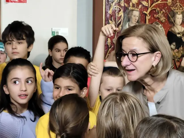 Mikl-Leitner im Gespräch mit den Kindern. | Foto: Rebekka Sadiki-Peckary