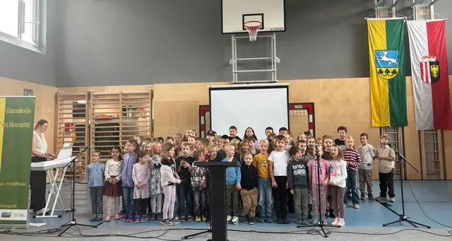 Mit Liedern und Theaterstücken präsentierten die Schüler ein abwechslungsreiches Programm. | Foto: VS Inzersdorf
