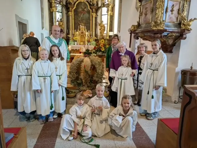 Die Pfarre bedankte sich im Rahmen des Erntedankfestes bei ihrem ehemaligen Pfarrer. | Foto: Stefanie Lasselsberger