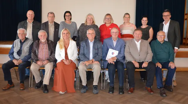 1. R.: Engelbert Teufl, Johann Riedl, Mag. Manuela Klopf, Ewald Beigelbeck, Franz Glinz, Bgm. Ing. Leopold Gruber-Doberer, Johann Schellenbacher 2. R.: Robert Wurzer, Franz Maierhofer, Birgit Willhalm, Conny Wenninger, Be􀆫na Salzger, Belinda Gröbl, Be􀆫na Derfler, Bgm. Hans-Jürgen Resel | Foto: Caritas