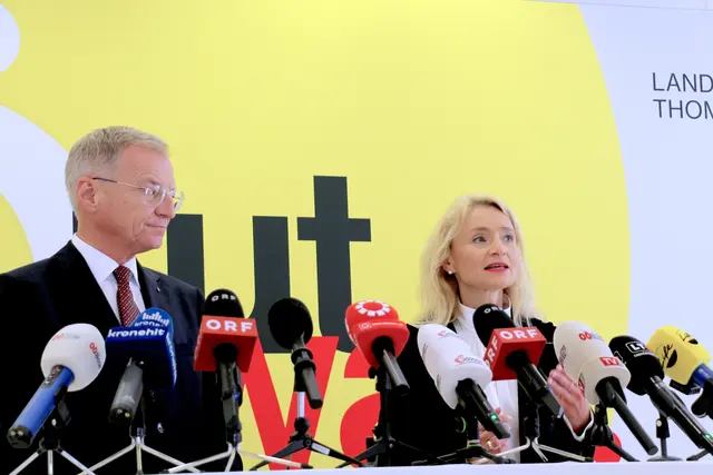 Landeshauptmann Thomas Stelzer und Christiane Frauscher (l.) – die neue Wirtschaftslandesrätin in der Oö. Landesregierung.  | Foto: MeinBezirk OÖ/Till