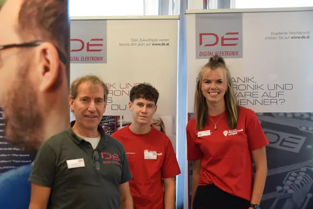 Digital Eletronics mit AUsbidlungsleiter Stefan Skriwan, Daniel (2. Lehrjahr) und Leonie (4. Lehrjahr) Mechatronik | Foto: meinbezirkk Lungau/Pongau