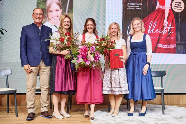Josef Rumer (Herausgeber Oberösterreicherin), Isolde Hochgatterer (3. Platz). Katharina Rapberger (Bäuerin des Jahres), Kerstin Berger (2. Platz) und Andrea Kainberger von der Trachten Wichtlstube. | Foto: Mathias Lauringer