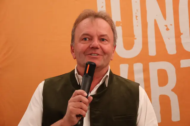 Horst Hubmer berichtete von der Geschichte des Firlingerhofs.  | Foto: MeinBezirk/Constance Haslberger