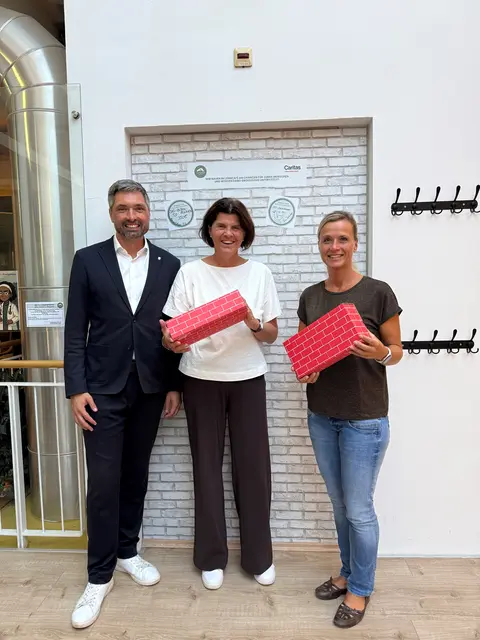 Bürgermeister Peter Schobesberger, Christine Schön, Leiterin Caritas-Lerncafé Vöcklabruck und Bildungsstadträtin Bianca Lindinger (v.l.). | Foto: Stadtamt Vöcklabruck
